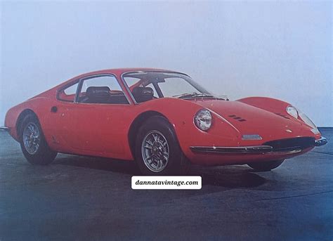 Un disegno elegante di una carrozzeria Pininfarina