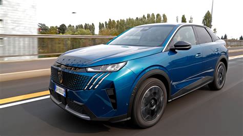 Nuova Peugeot 3008 Hybrid in strada