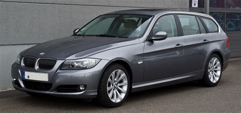 BMW 318d Touring E91 parcheggiata in un ambiente urbano elegante
