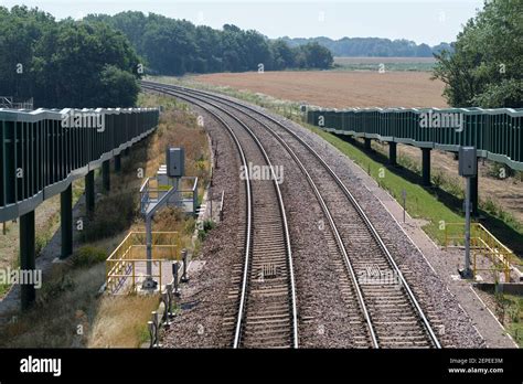 Un doppio binario ferroviario che attraversa una campagna