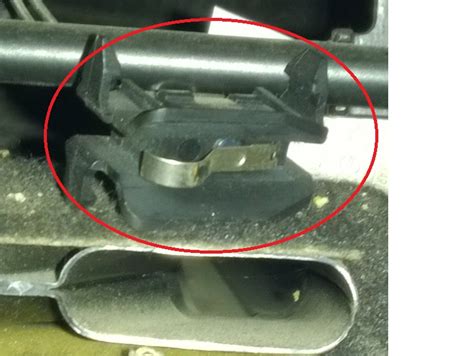 Illustrazione di un connettore elettrico sotto un sedile automobilistico