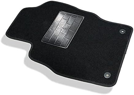 Primo piano di un tappetino in moquette spessa per auto