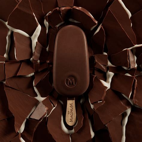 Copertura a doppio strato di cioccolato su un gelato Magnum