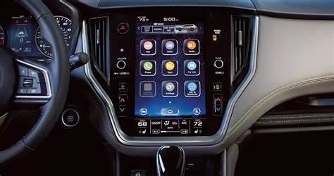 Interno di un'auto Subaru con display Starlink