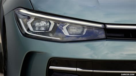Volkswagen Passat Variant: dettaglio fari a LED Matrix IQ.LIGHT