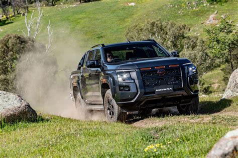 Vista frontale del Nissan Navara con la griglia modificata