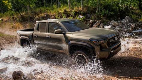Nissan Navara mentre attraversa un guado