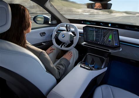 Infografica: Sistemi di assistenza alla guida BMW ConnectedDrive
