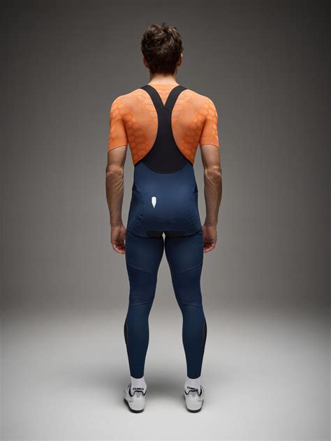 Ciclista indossa Dottore Hybrid Bib Tights su strada autunnale