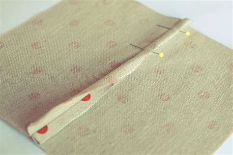 Dettaglio delle cuciture laser-cut e del pannello anti-stress