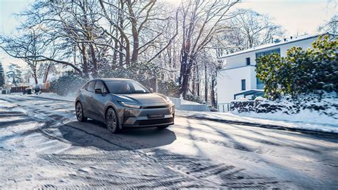 Toyota C-HR+ in un paesaggio moderno