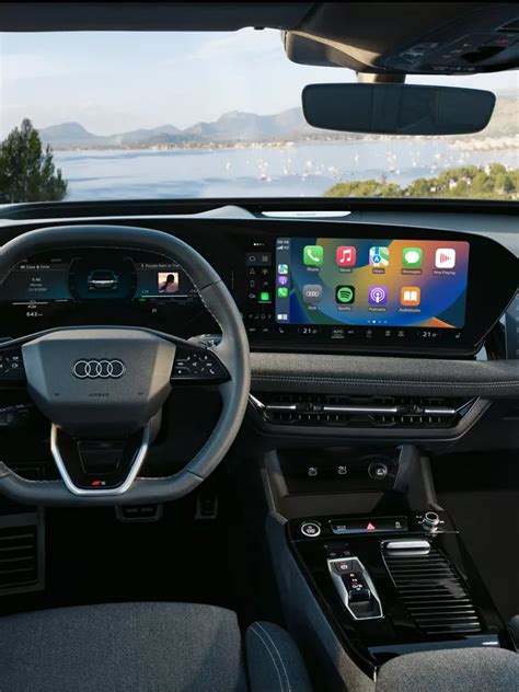 Interni dell'Audi A4 Avant con display MMI Touch