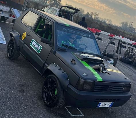 Fiat Panda modificata con parafanghi allargati e bull bar