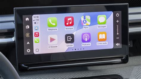 Interno di un'automobile moderna con schermo infotainment acceso e simbolo Bluetooth