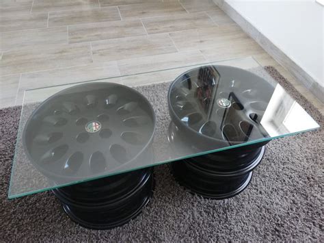 Tavolino realizzato con cerchio auto e piano in vetro