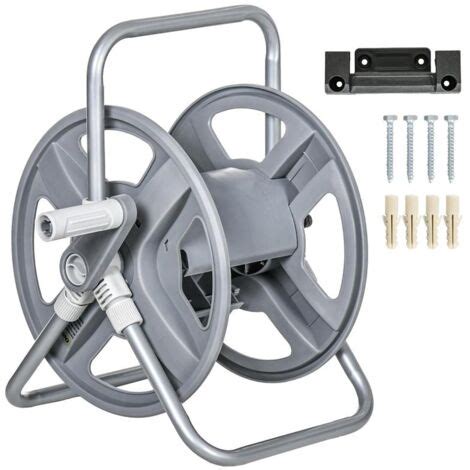 Cerchio auto utilizzato come avvolgitubo da giardino
