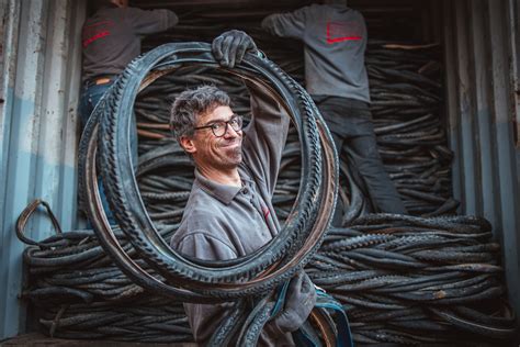 Poltrona creata dal riciclo di pneumatici usati