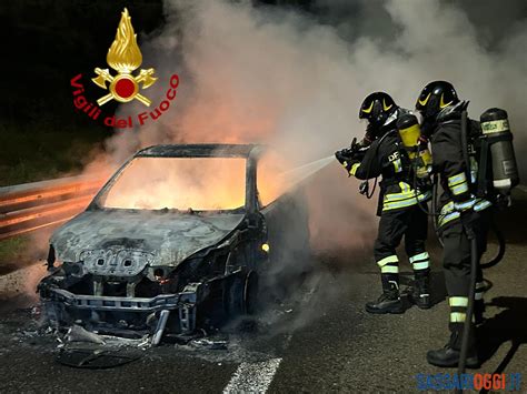 auto in fiamme