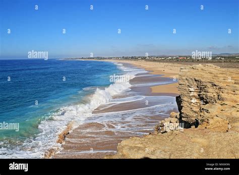 Vista panoramica della spiaggia di El Palmar con onde