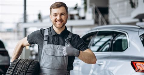 Meccanico che installa un'autoradio