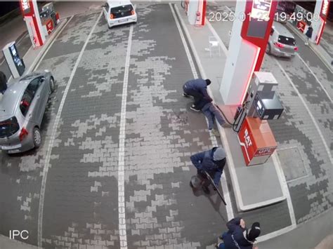 Persone che fanno rifornimento alla propria auto in una stazione di servizio