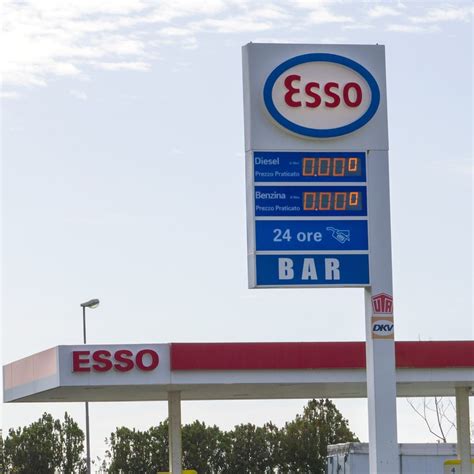Insegna di una stazione di servizio con indicazioni luminose per i diversi tipi di carburante