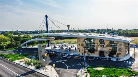 Vista aerea di una moderna stazione di servizio con annesso minimarket e area ristoro