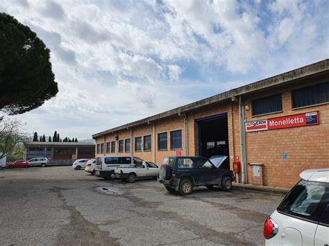 officina meccanica specializzata Volkswagen durante un controllo di sicurezza