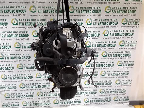 Motore Ford Fiesta TDI aperto con vista sui componenti dell'aspirazione