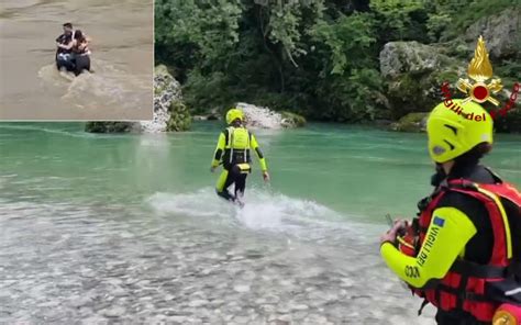 Famiglia di traghettatori sul fiume