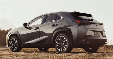 Lexus UX 250h su strada