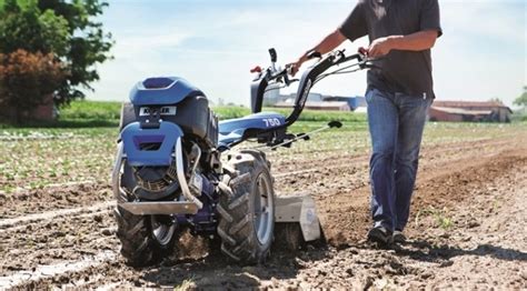 Motocoltivatore in azione in un campo