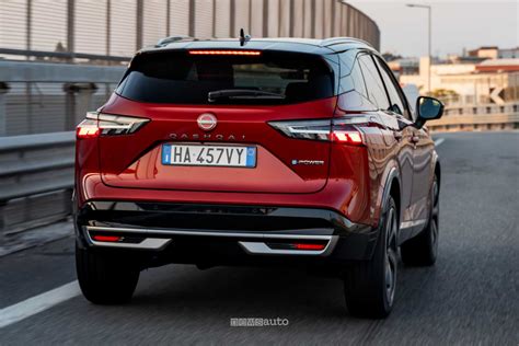 Nissan Qashqai su strada panoramica