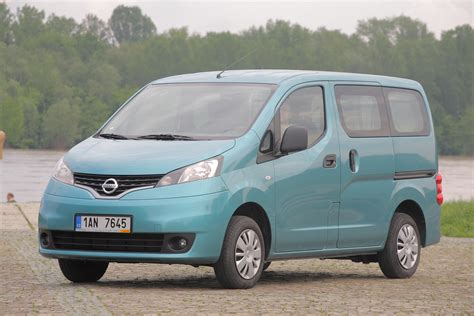 Dettaglio della griglia frontale Nissan Evalia con inserti cromati
