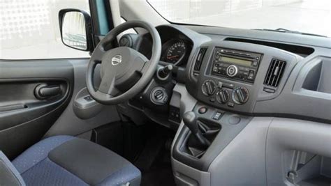 Nissan NV200 Evalia con porte aperte per mostrare lo spazio interno