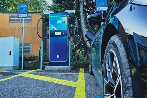 stazione di servizio moderna con colonnine di ricarica elettrica