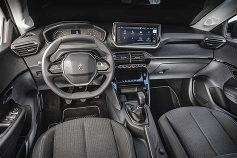 Interno Peugeot 208 con schermo infotainment