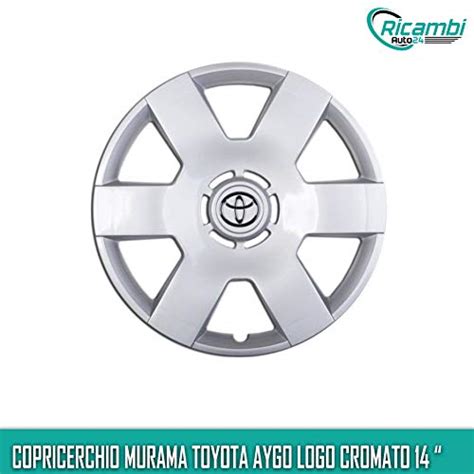 Primo piano di un coprimozzo cromato con logo Toyota