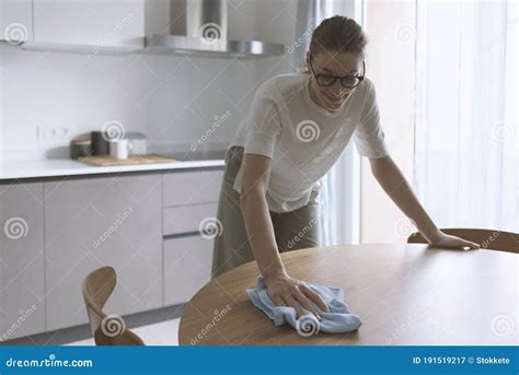 Persona che pulisce un coprimozzo cromato con un panno
