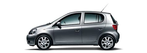 Vista laterale di una Toyota Yaris 2005 con coprimozzi cromati