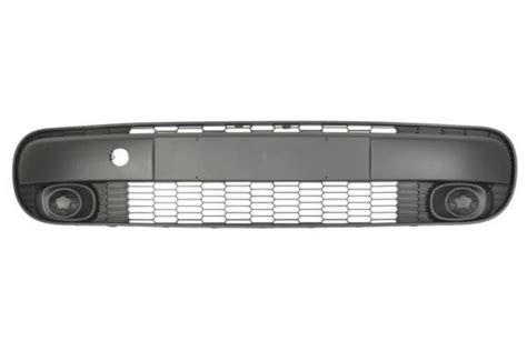 Dettaglio dei fari anteriori e della griglia della Fiat 500L