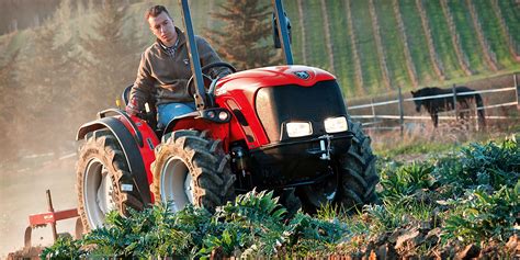 Immagine di un trattore Antonio Carraro in azione su un terreno agricolo piemontese