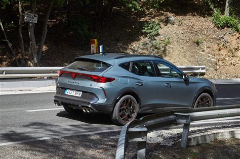 Cupra Formentor in azione su strada