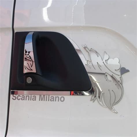 Dettaglio della griglia in acciaio inox con logo Scania