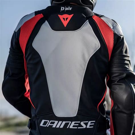 Pilota di MotoGP con tuta Dainese D-air® Racing