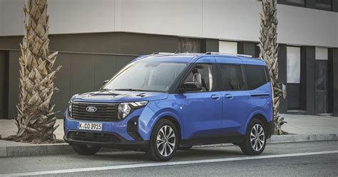 Persona che effettua un test drive di una monovolume