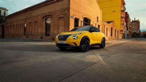 Nissan Juke in un contesto urbano, che ne evidenzia le dimensioni compatte