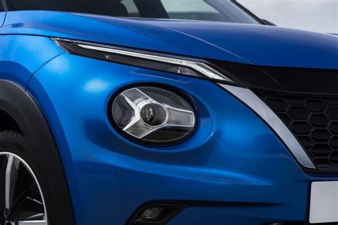 Disegno dettagliato del frontale della Nissan Juke, con i fari su tre livelli