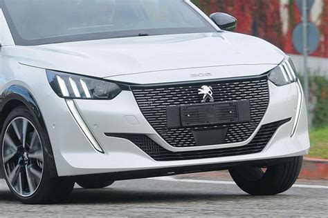 Frontale Peugeot 208 restyling con paraurti ridisegnato