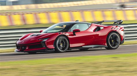 Ferrari SF90 Stradale in azione